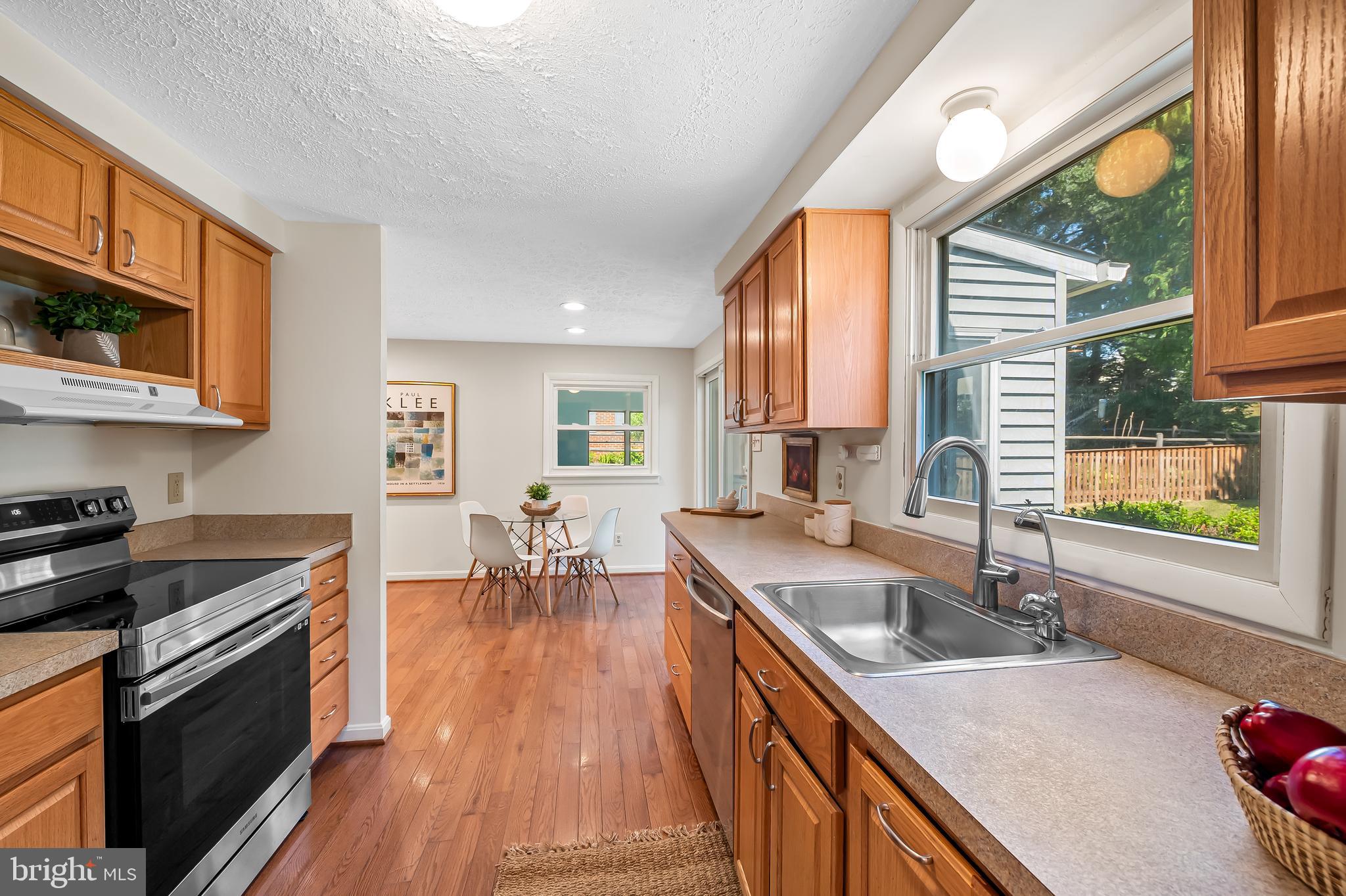 6439 Wilben Road Linthicum Heights, MD 21090 - Photo 11 of 35 Stove/oven 2 years young.