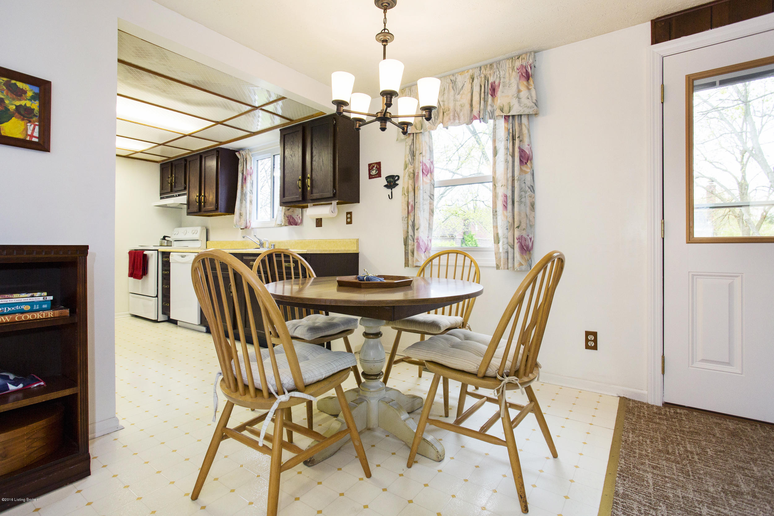 306 Alcott Road Louisville, KY 40207 - Photo 12 of 40 13-eat in area