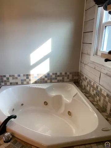 $415,000 | 1767 Road 190, Emporia, KS 66801