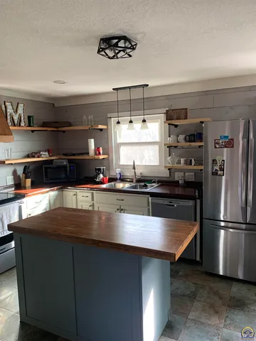 $415,000 | 1767 Road 190, Emporia, KS 66801