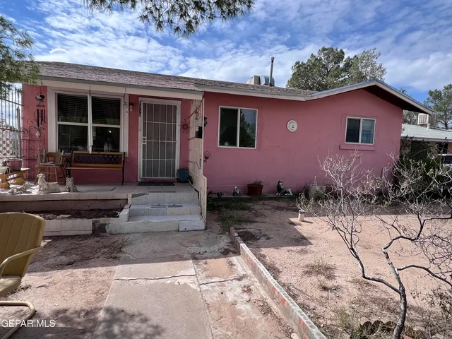 a front view of house with yard