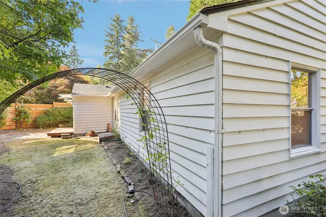 a view of a backyard