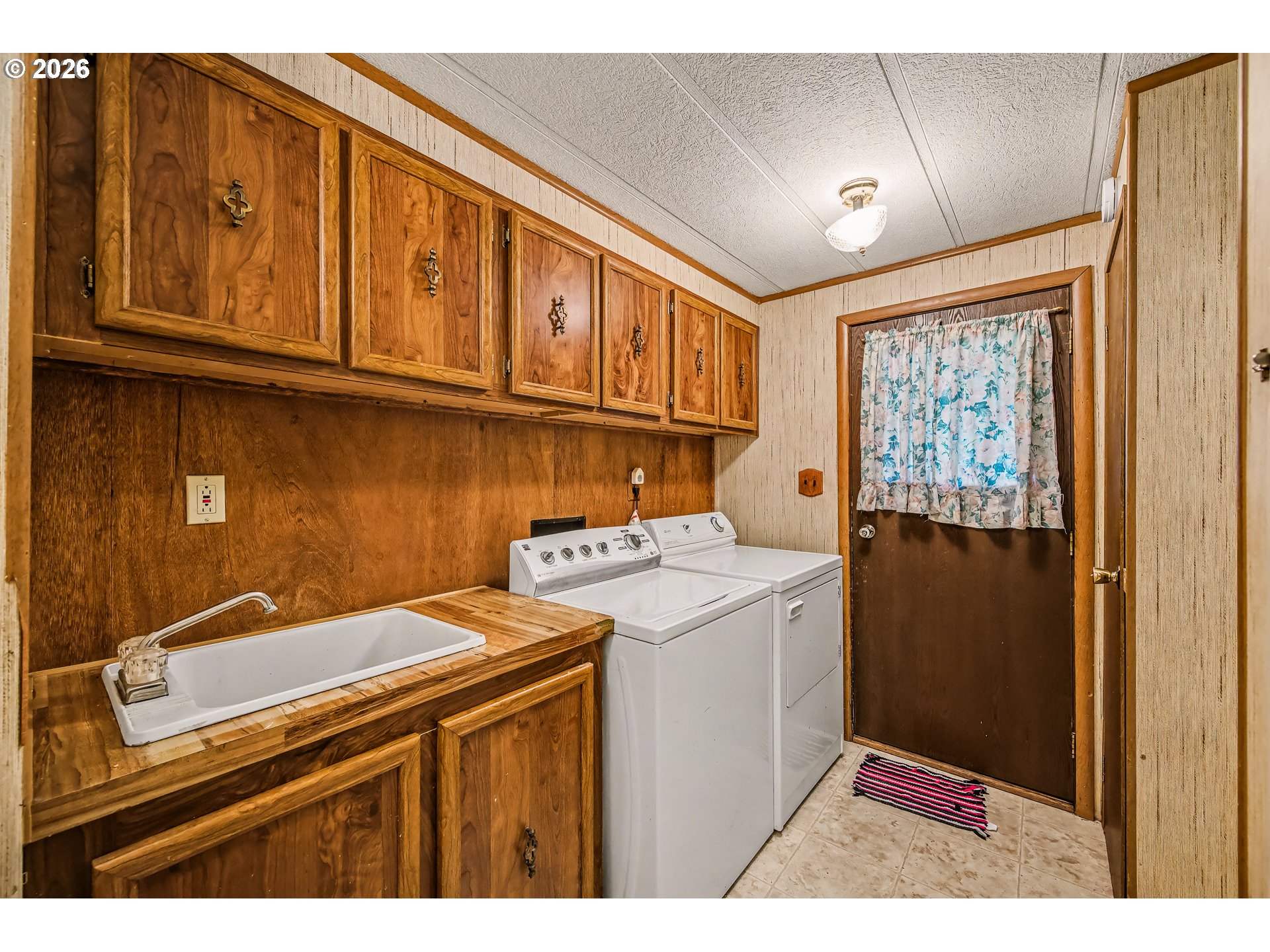 5254 Forsythia Street Springfield, OR 97478 - Photo 14 of 18 a utility room with dryer and washer