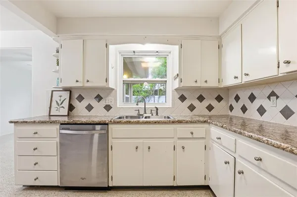 $2,800 | 2930 80th Street North, St. Petersburg, FL 33710