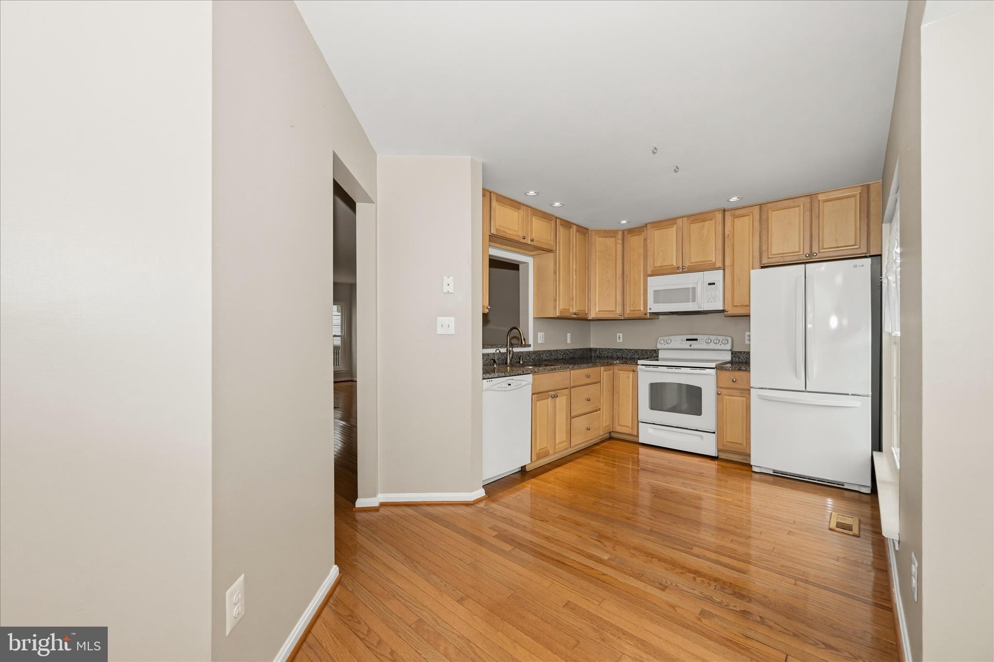 2211 Commissary Circle Odenton, MD 21113 - Photo 32 of 64 Breakfast Area / Kitchen