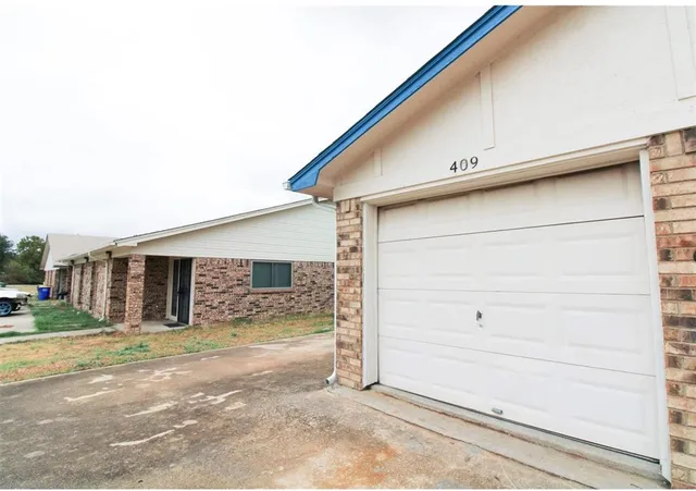 a view of house with yard