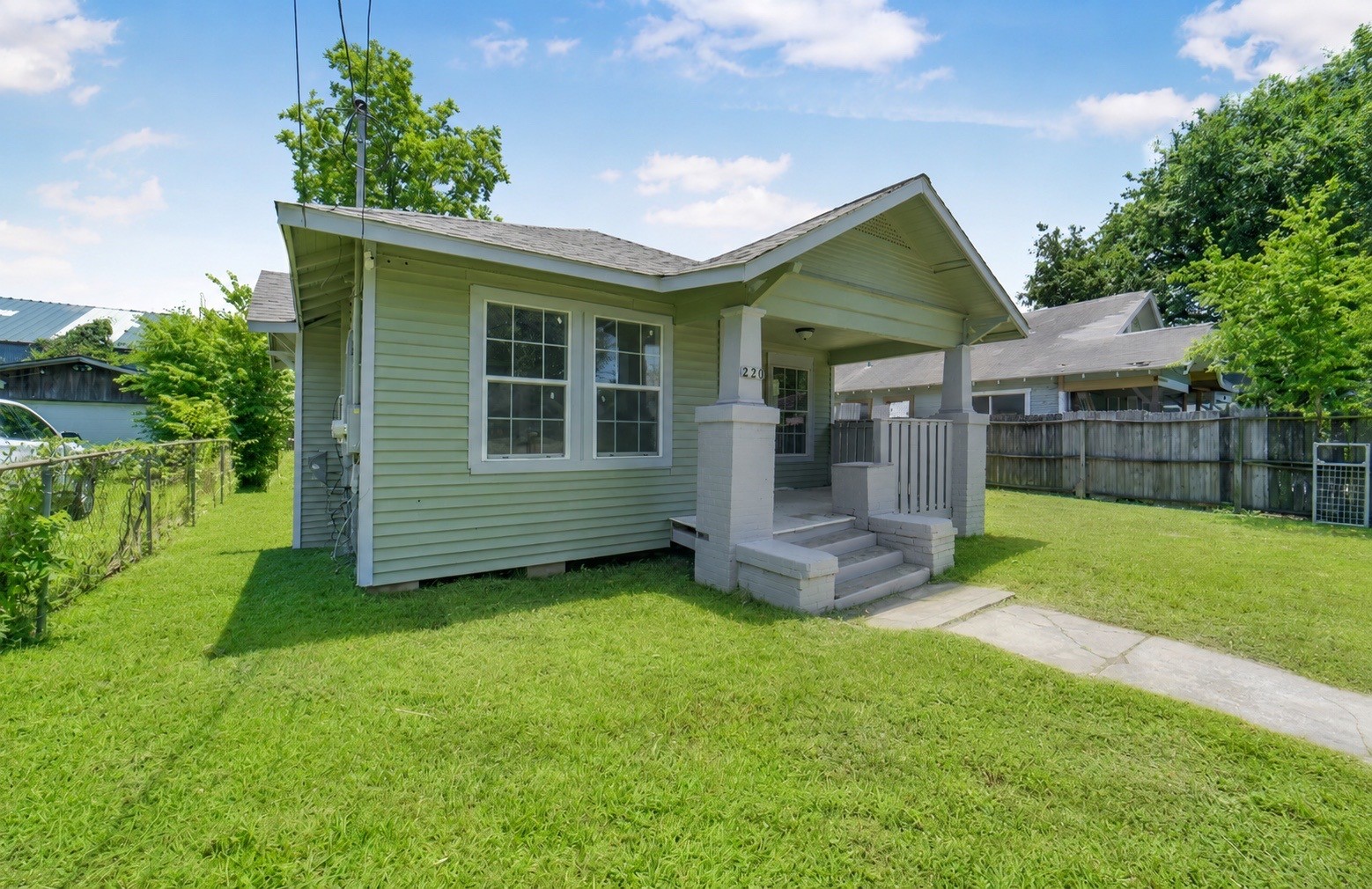 220 Engel Street Houston, TX 77011 - Photo 3 of 29 Front and Side Yard