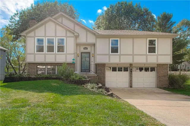 $400,000 | 15113 West 91st Place, Lenexa, KS 66219