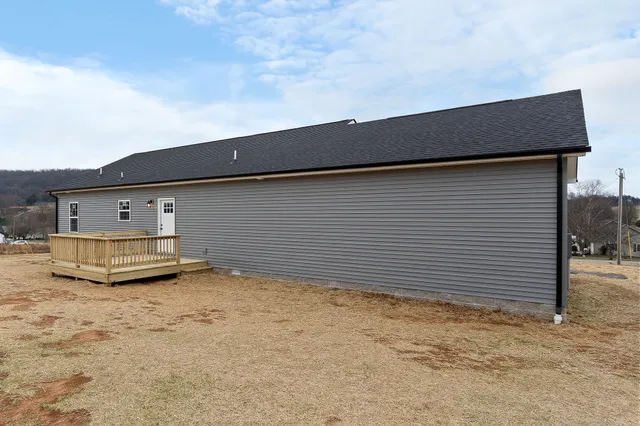 a view of back yard of the house