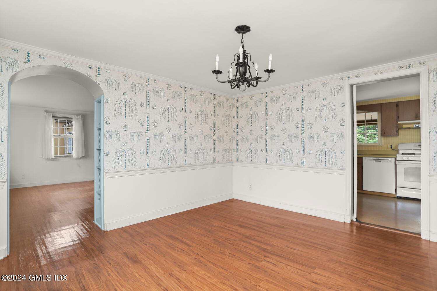 11 Field Road Riverside, CT 06878 - Photo 9 of 14 a view of a room with wooden floor and a ceiling fan