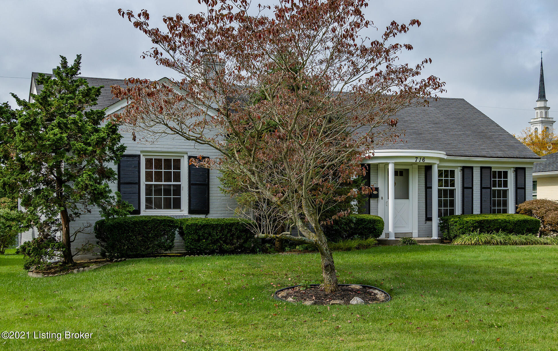 716 Indian Ridge Road Louisville, KY 40207 - Photo 5 of 49 Nice Professional Lanscaping