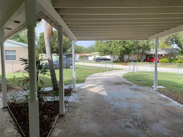 a view of a backyard