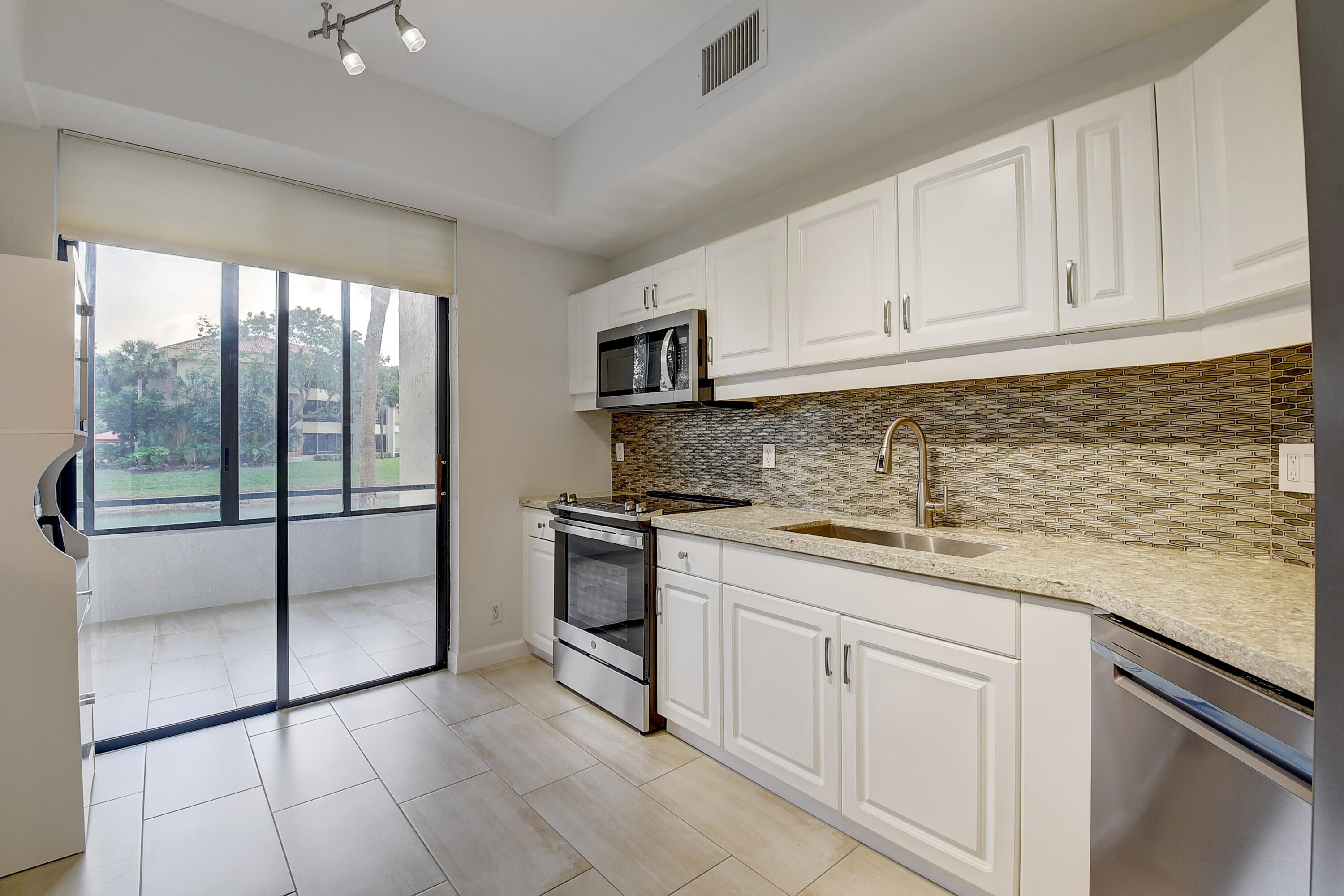 7546 La Paz Boulevard, Unit 103 Boca Raton, FL 33433 - Photo 9 of 40 DSC_9406_07_08_09_10