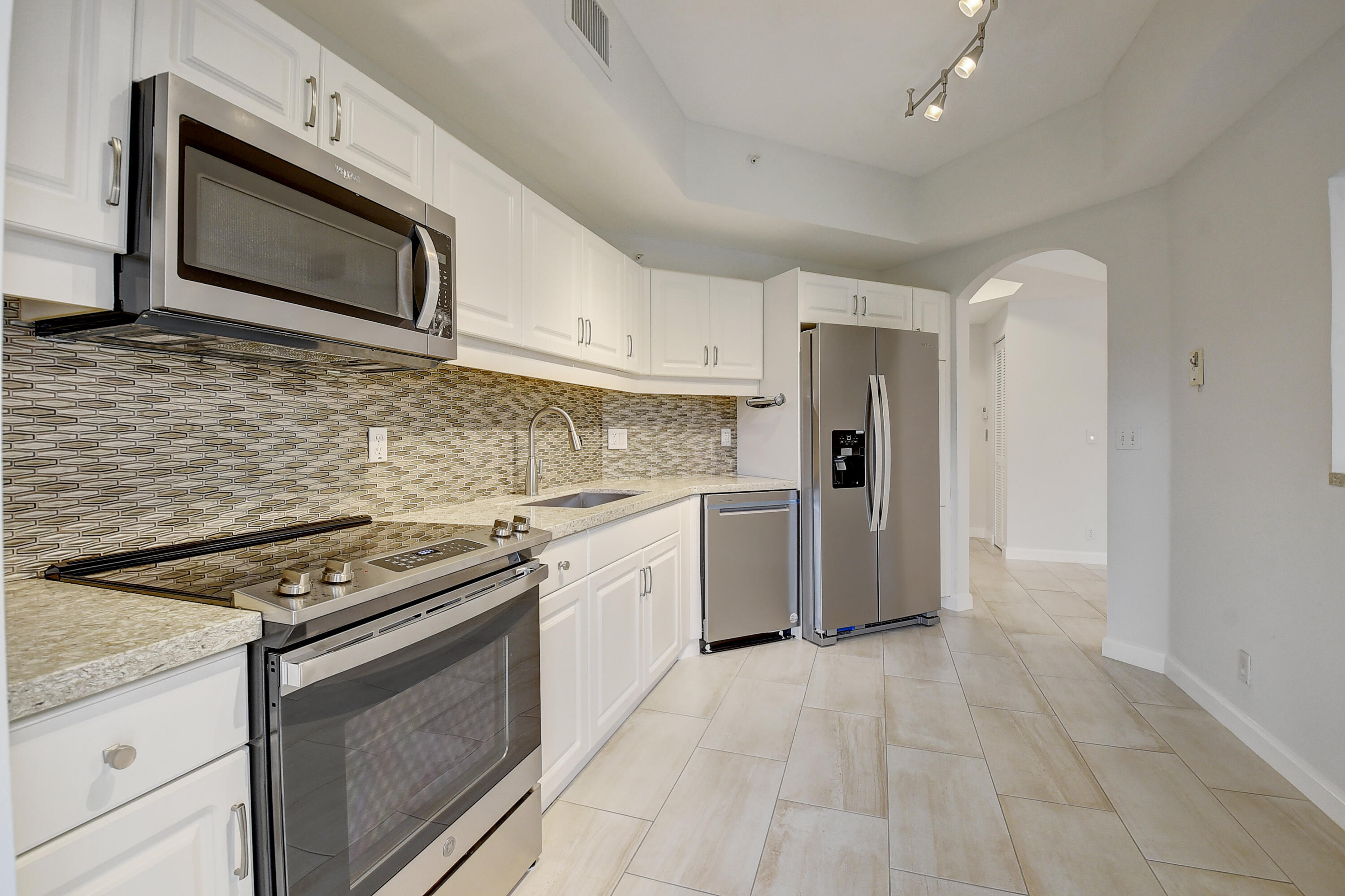 7546 La Paz Boulevard, Unit 103 Boca Raton, FL 33433 - Photo 10 of 40 DSC_9411_2_3_4_5