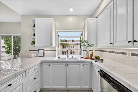 $1,087,000 | 2825 Plaza Del Amo, Unit 102, Torrance, CA 90503