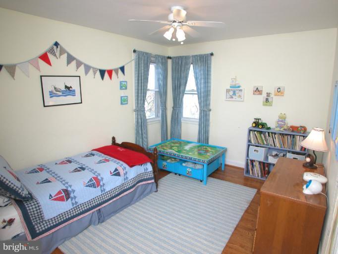 222 Gaywood Road Baltimore, MD 21212 - Photo 20 of 24 a bedroom with a bed and a chandelier