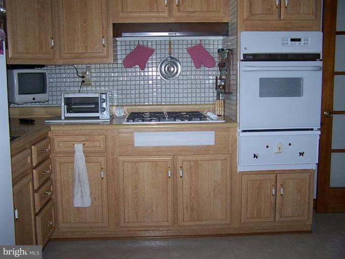 716 East Maple Road Linthicum Heights, MD 21090 - Photo 5 of 8 Kitchen