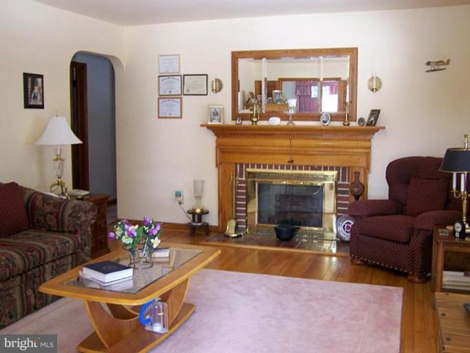 716 East Maple Road Linthicum Heights, MD 21090 - Photo 8 of 8 Living Room