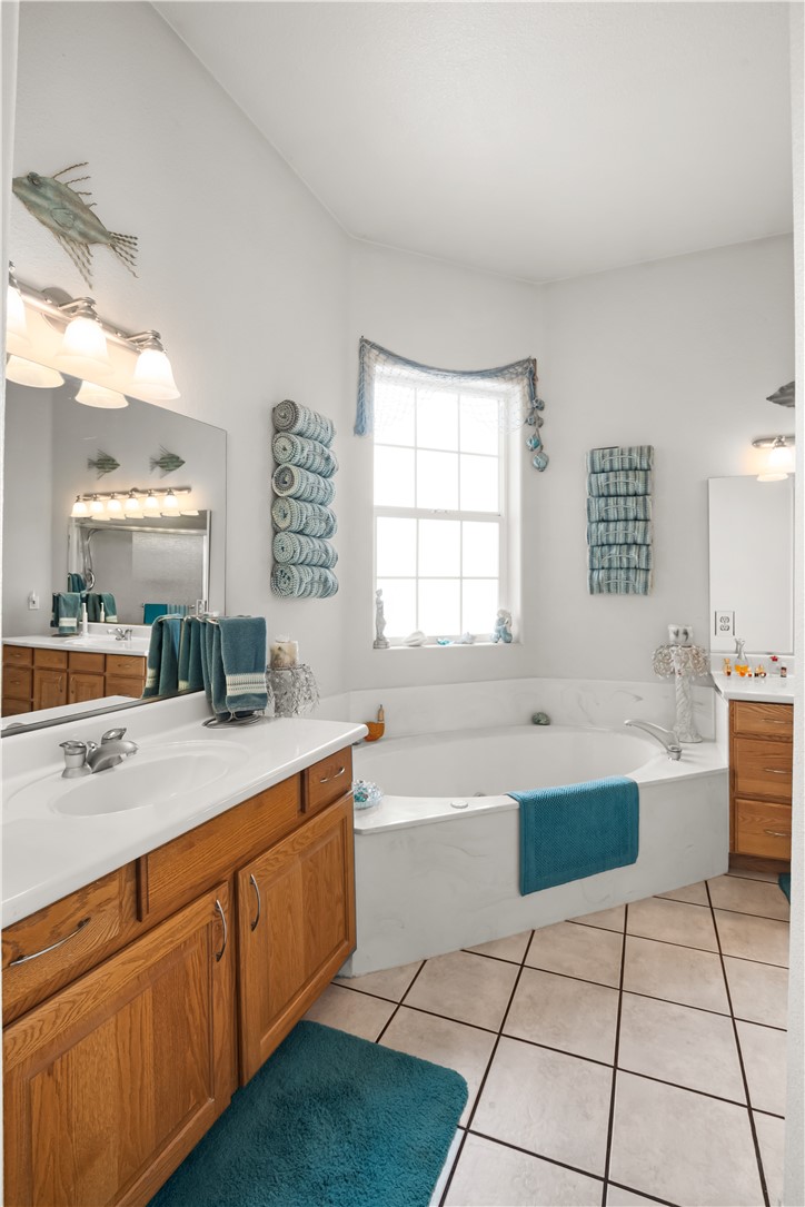 2898 Mountain Trail Road Kingman, AZ 86401 - Photo 66 of 75 a spacious bathroom with a tub sink shower and mirror