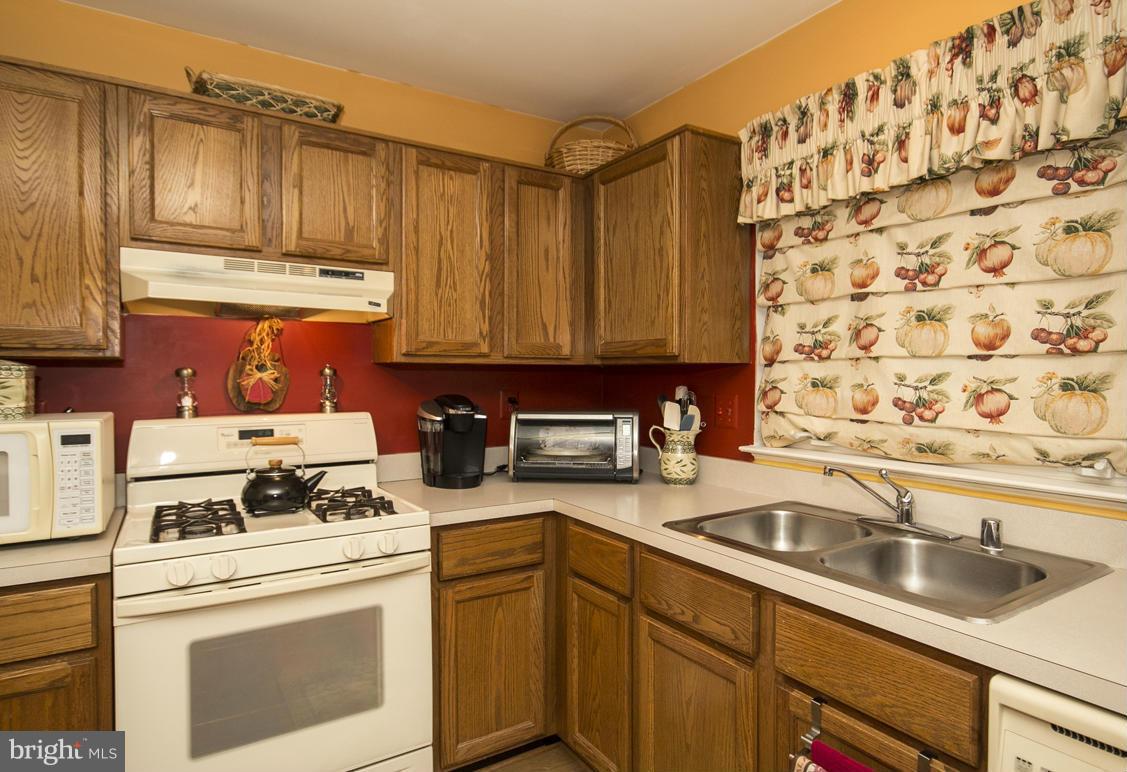 834 Brickston Road Reisterstown, MD 21136 - Photo 5 of 23 Kitchen with Oak Cabinets