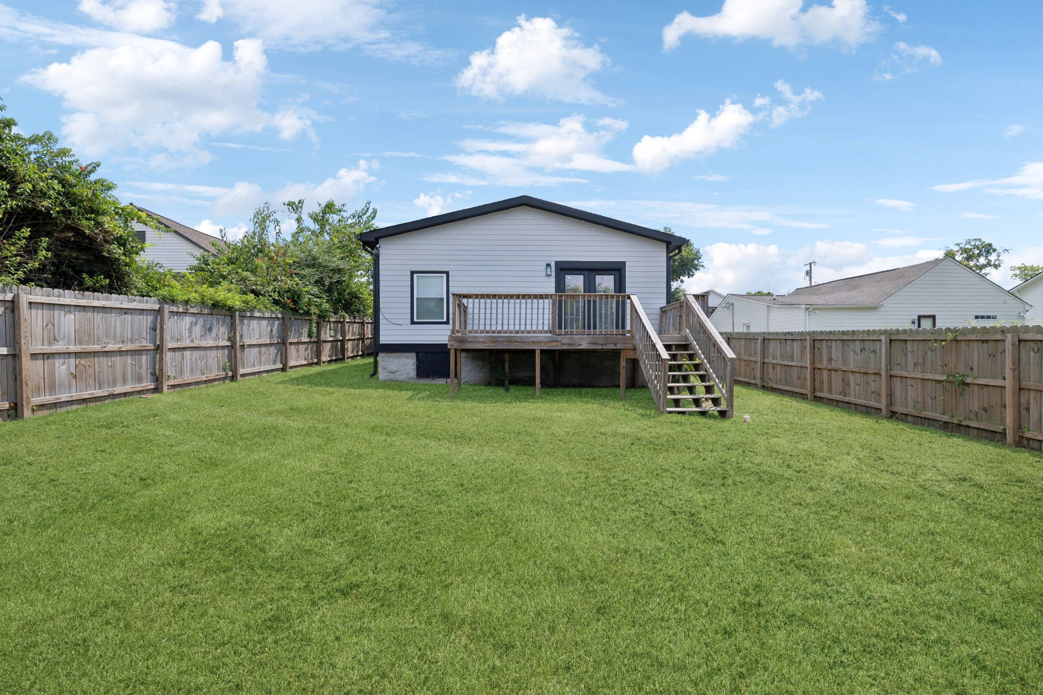 1613 23rd Avenue North Nashville, TN 37208 - Photo 47 of 58 a view of a backyard with a small cabin