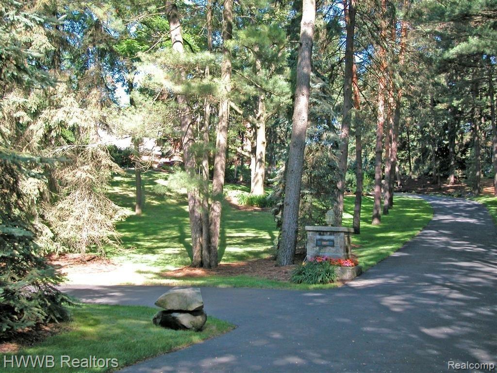 32023 Mountain View Road Franklin, MI 48025 - Photo 2 of 25 Driveway.jpg
