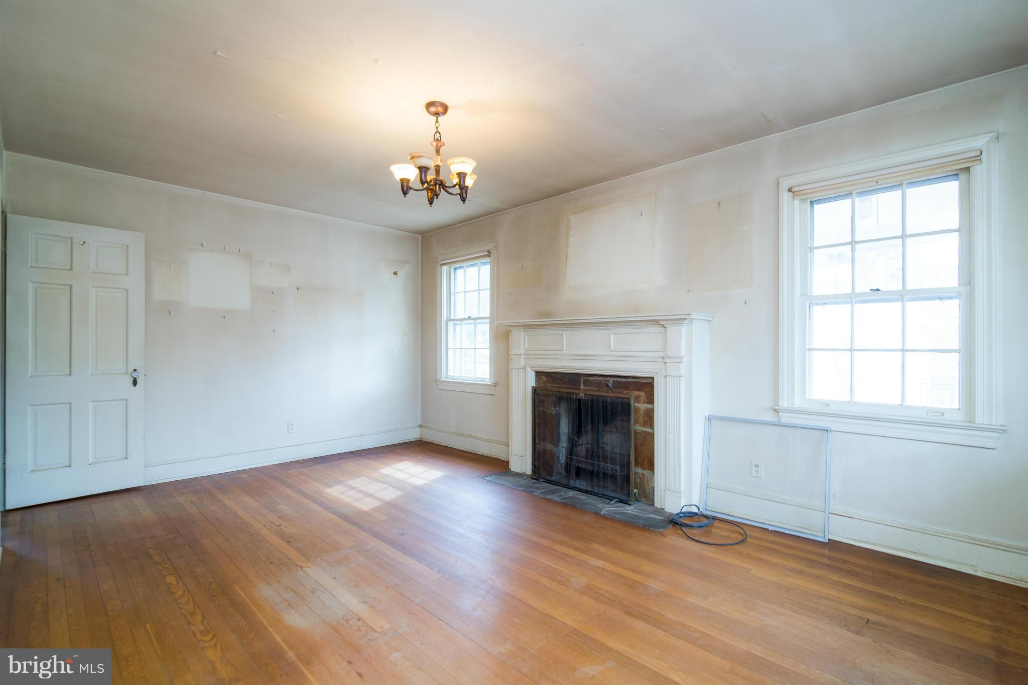 1539 North Glebe Road Arlington, VA 22207 - Photo 2 of 30 LIVING ROOM