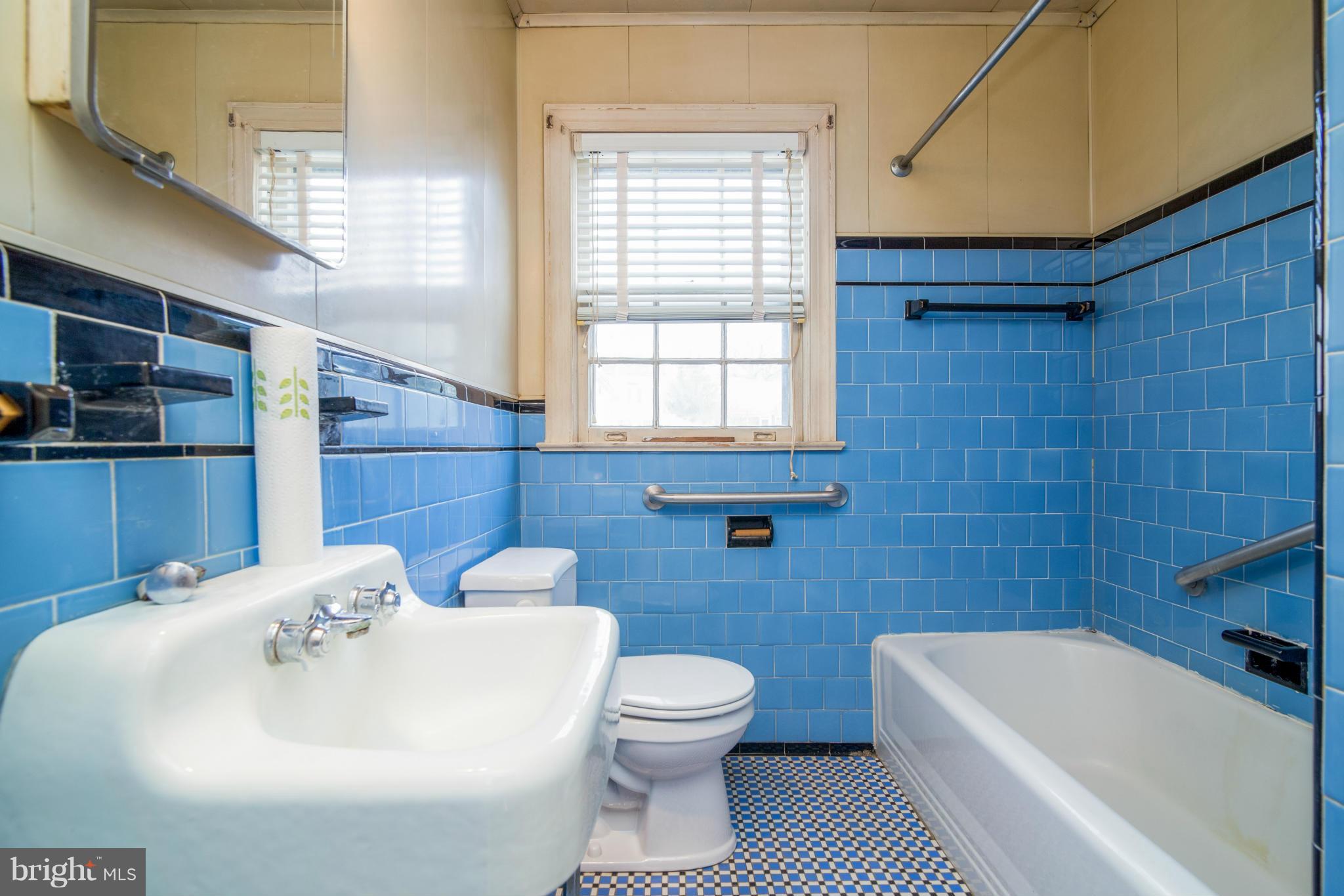 1539 North Glebe Road Arlington, VA 22207 - Photo 13 of 30 MAIN LEVEL BATH