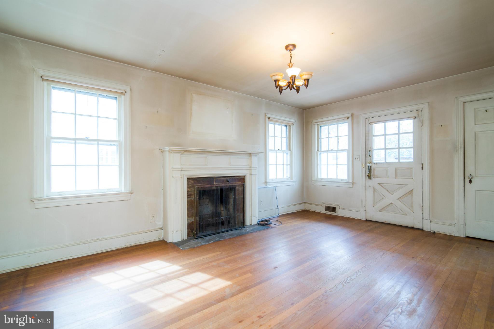 1539 North Glebe Road Arlington, VA 22207 - Photo 3 of 30 LIVING ROOM
