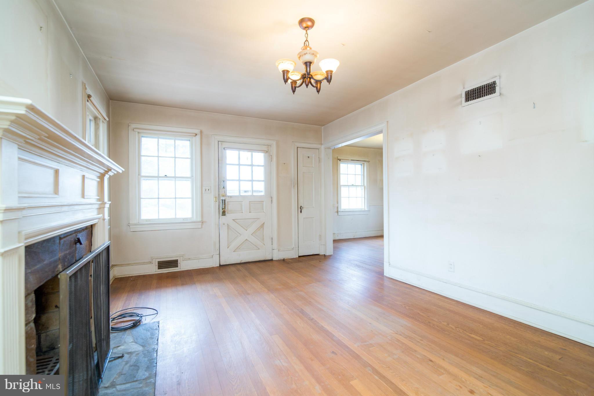 1539 North Glebe Road Arlington, VA 22207 - Photo 4 of 30 LIVING ROOM