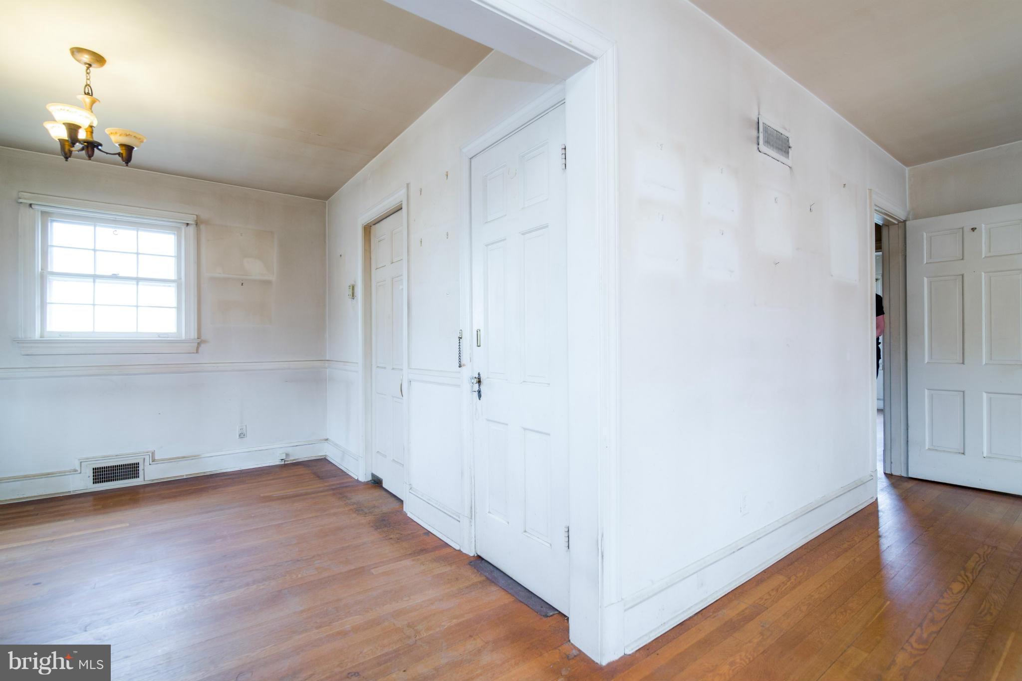 1539 North Glebe Road Arlington, VA 22207 - Photo 5 of 30 LIVING ROOM