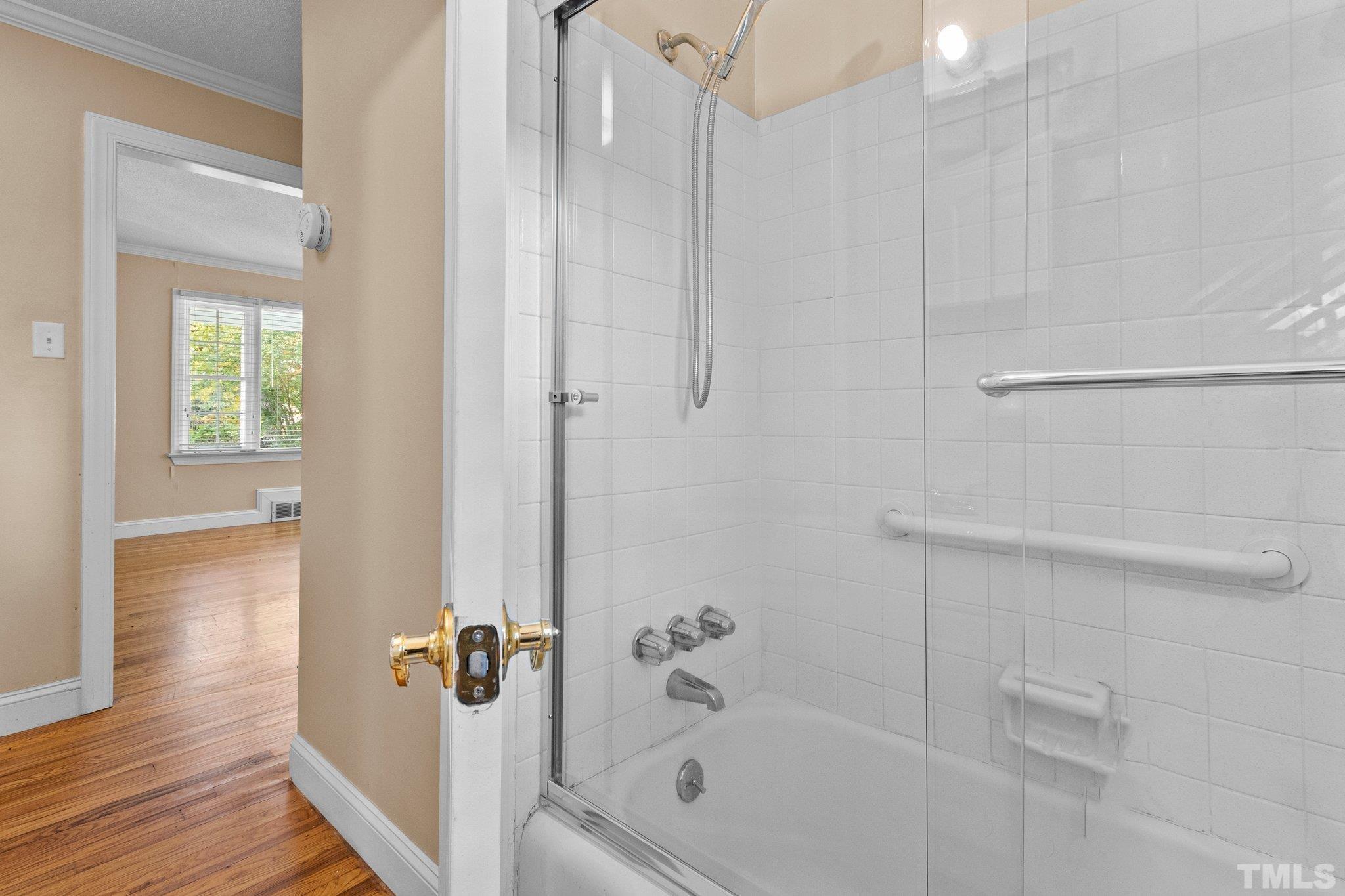 1713 Oberlin Road Raleigh, NC 27608 - Photo 19 of 34 a bathroom with a bathtub