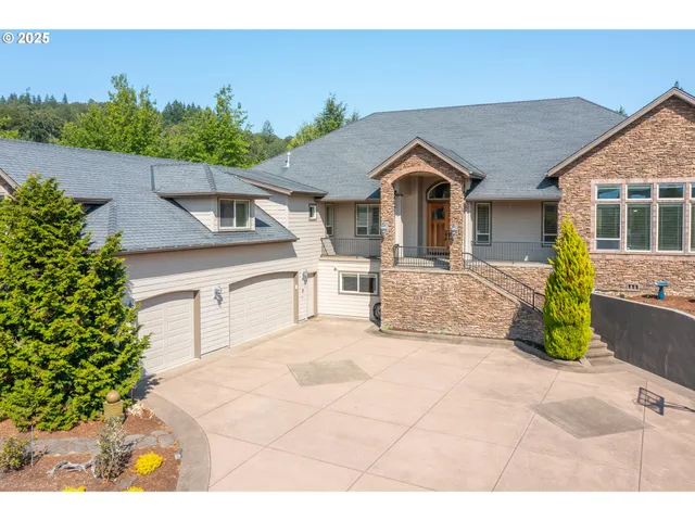 a view of residential houses with yard and green space