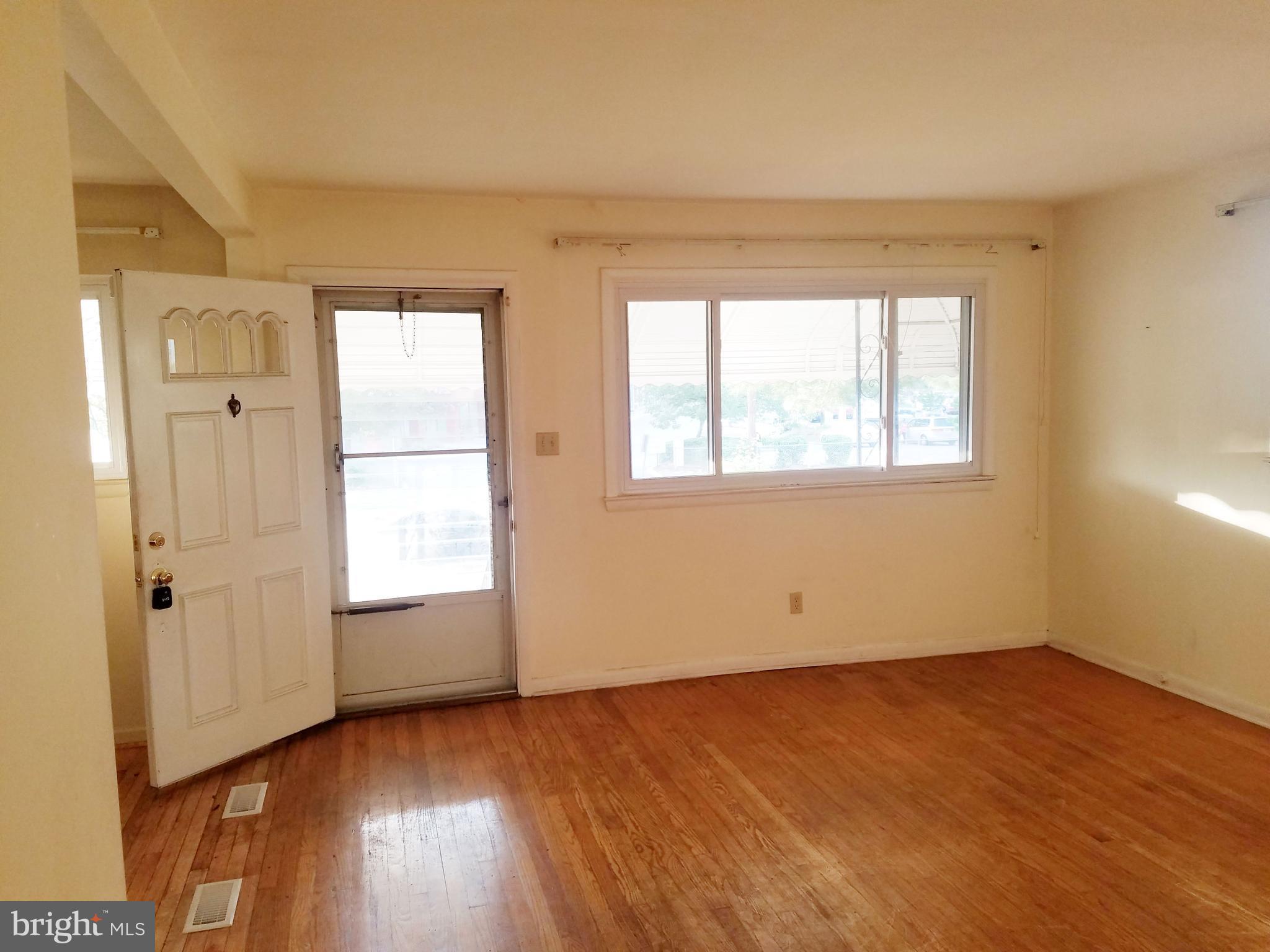 5401 Old Frederick Road Baltimore, MD 21229 - Photo 3 of 16 Living Room