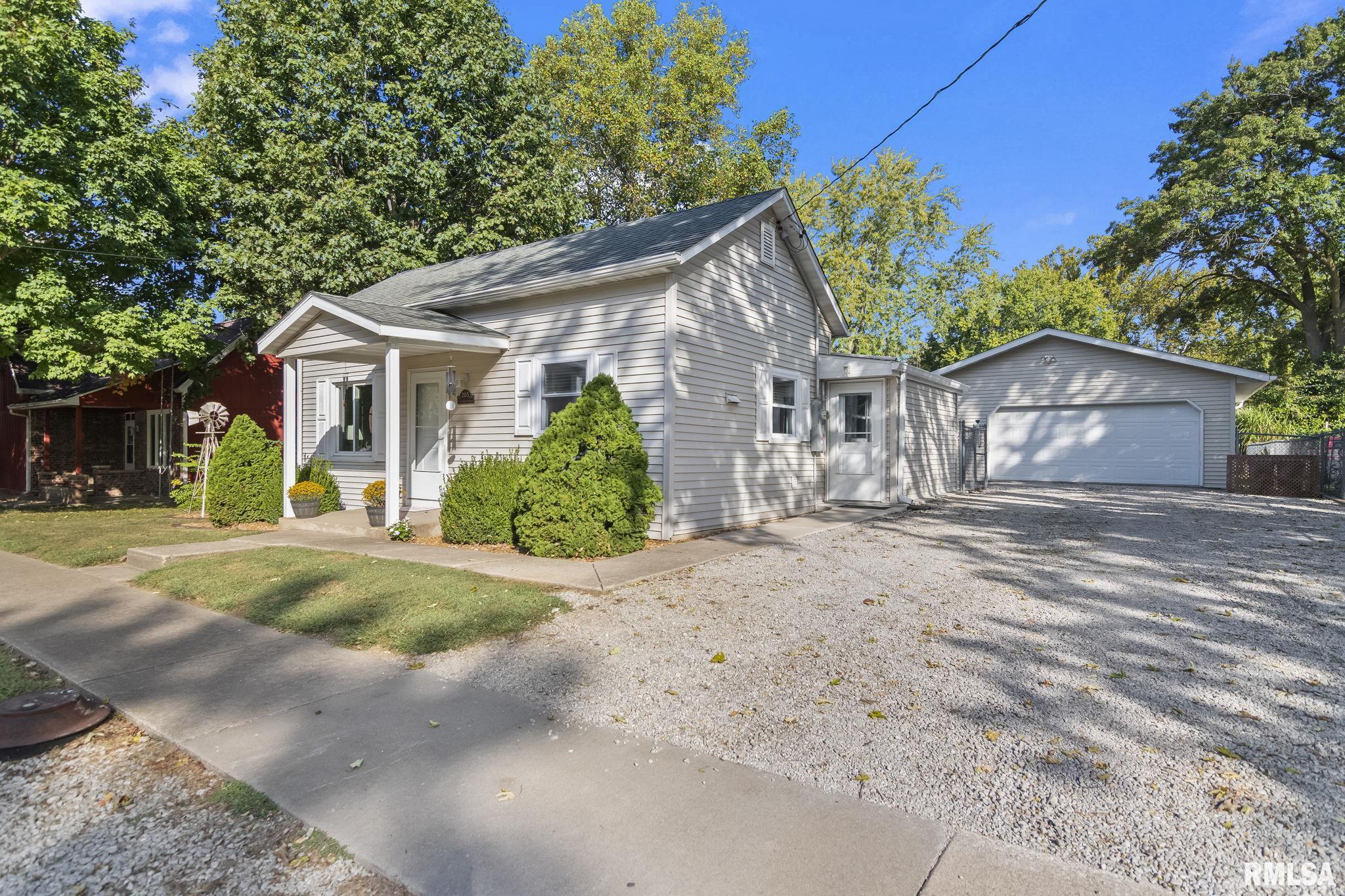 205 West Madison Street Athens, IL 62613 - Photo 4 of 29 Gallery Image 4
