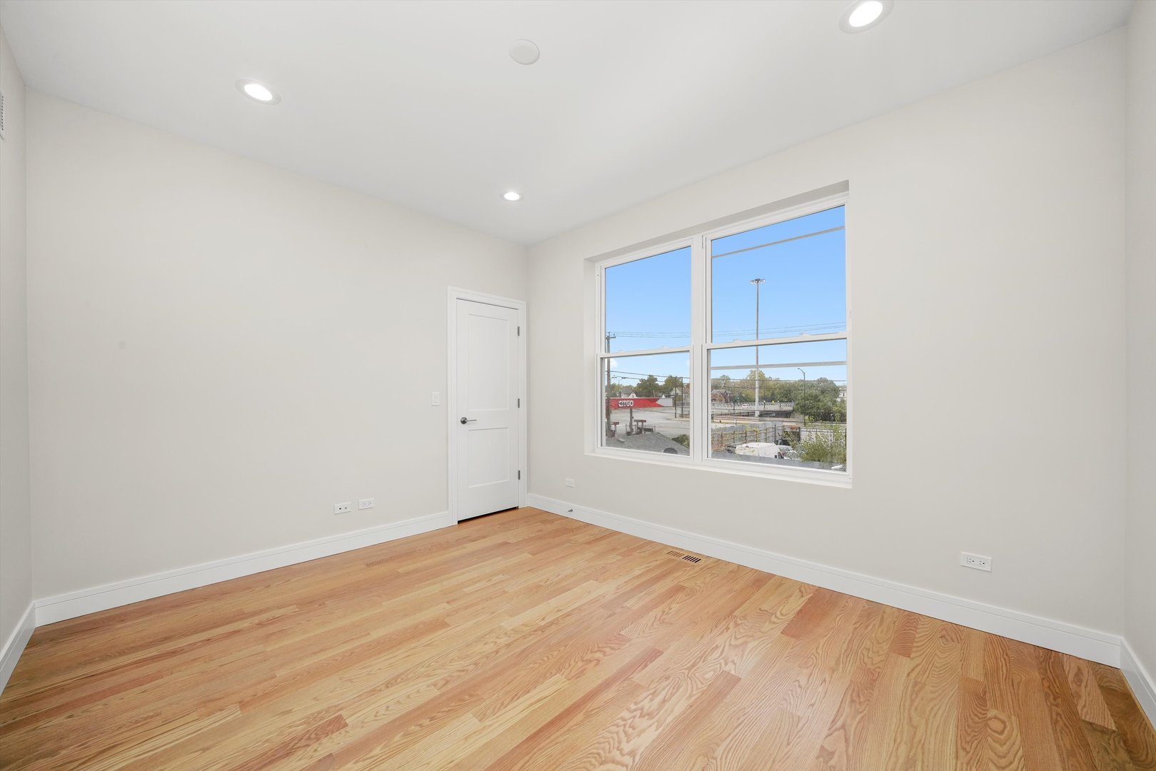 6650 South Wabash Avenue Chicago, IL 60637 - Photo 13 of 14 an empty room with a window