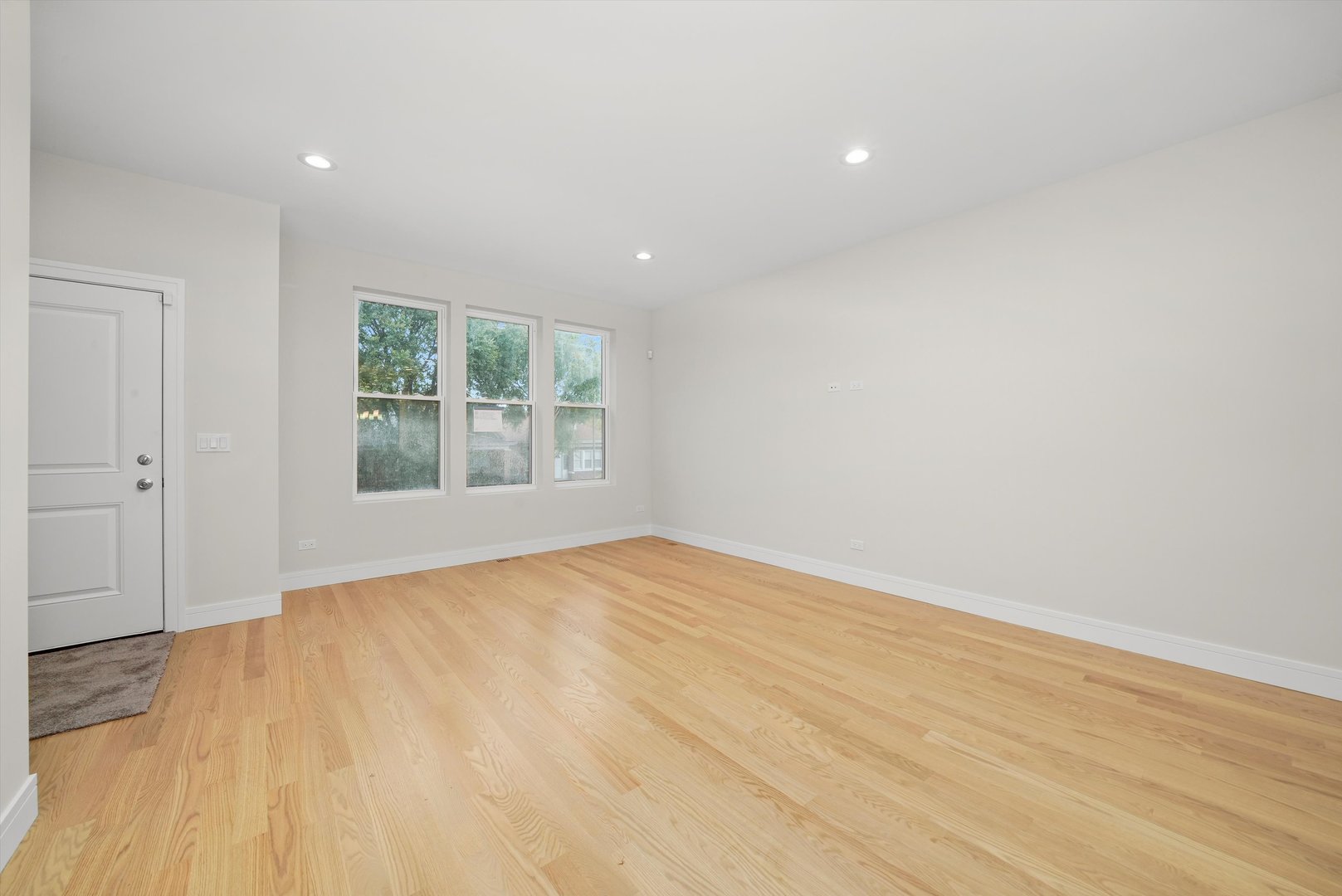 6650 South Wabash Avenue Chicago, IL 60637 - Photo 4 of 14 an empty room with wooden floor and windows