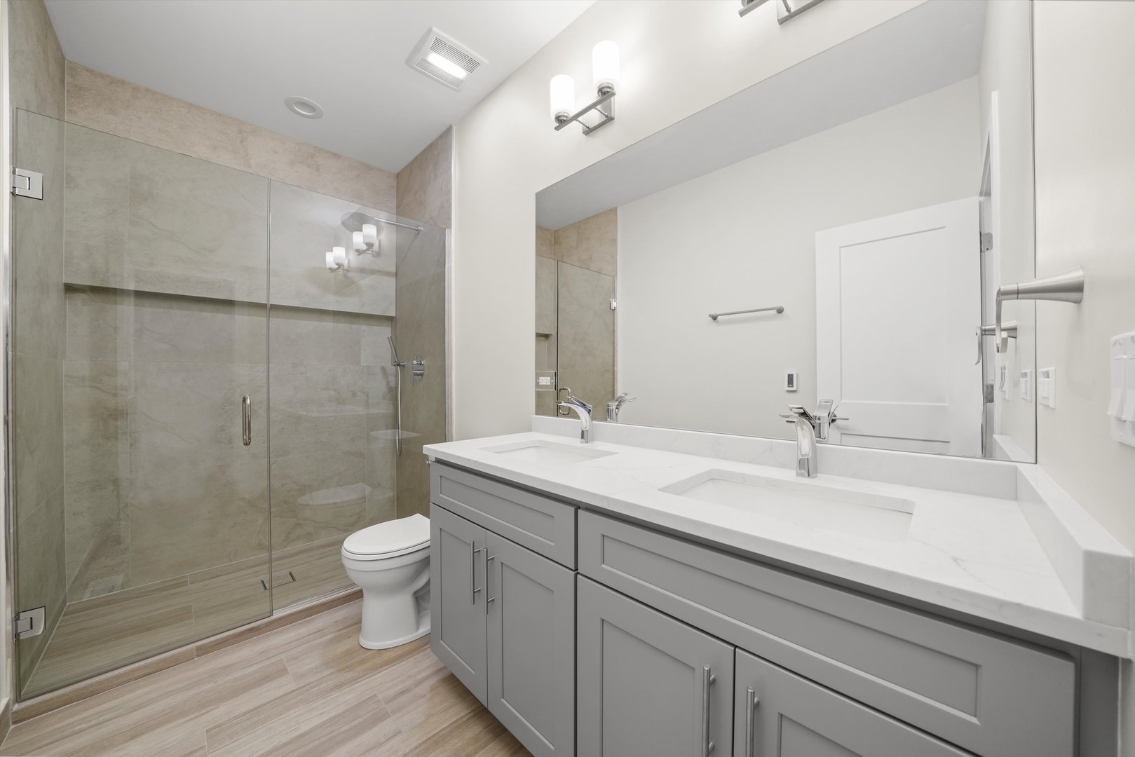 6650 South Wabash Avenue Chicago, IL 60637 - Photo 6 of 14 a bathroom with a sink a toilet and shower