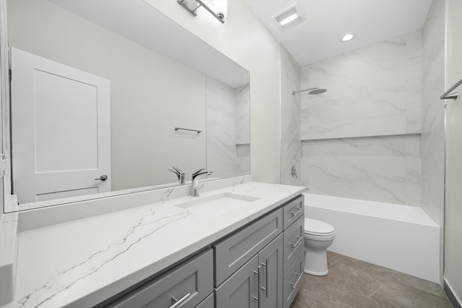 6650 South Wabash Avenue Chicago, IL 60637 - Photo 7 of 14 a bathroom with a sink a toilet and bathtub