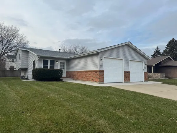 $2,450 | 708 Michigan Avenue, South Elgin, IL 60177