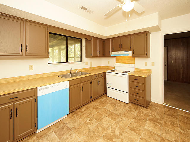 123 State Rd S-8-922 Moncks Corner, SC 29461 - Photo 5 of 25 Kitchen