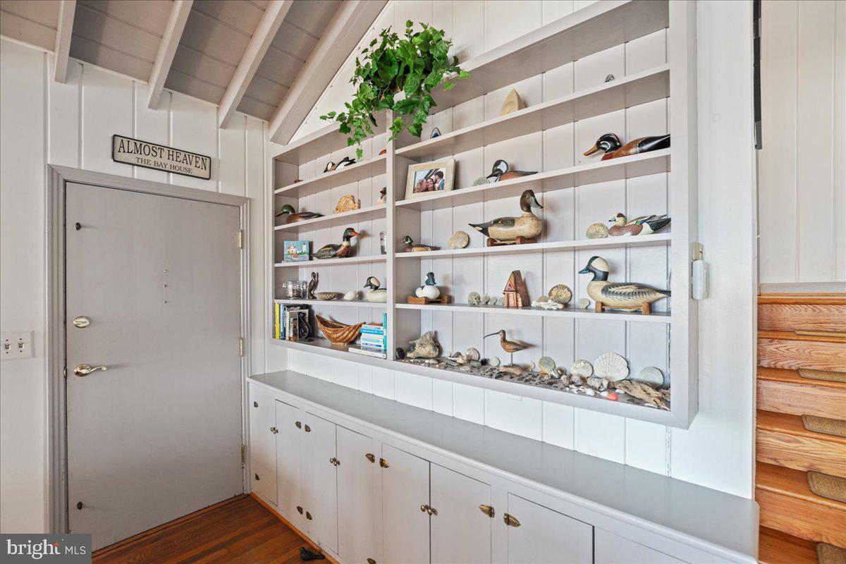 1540 Overlook Drive St. Leonard, MD 20685 - Photo 12 of 43 Tidewater items and beach finds adorn the entry.
