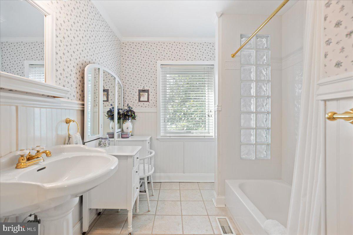 1540 Overlook Drive St. Leonard, MD 20685 - Photo 23 of 43 Full bath upper level, tiled tub-shower.