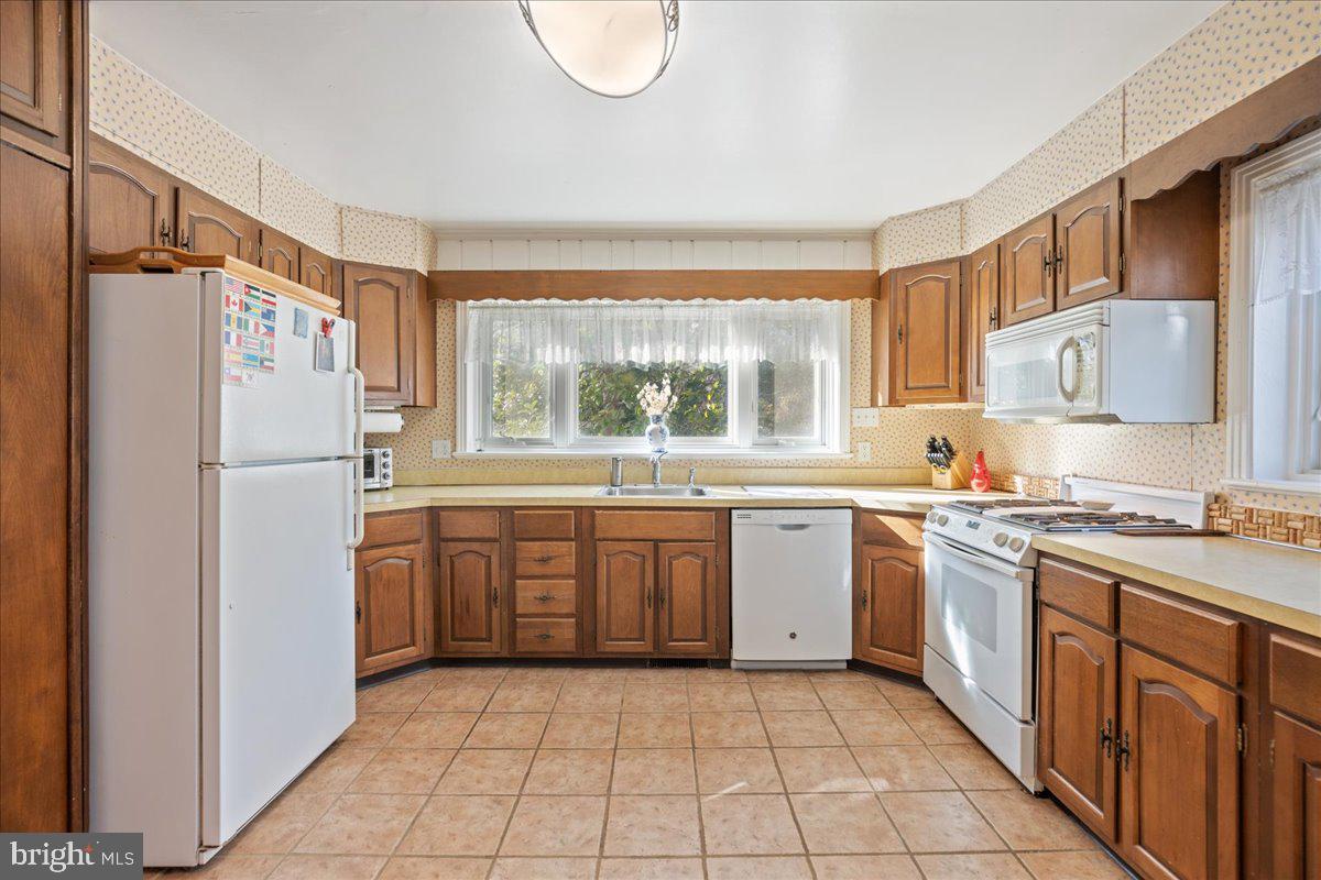 1540 Overlook Drive St. Leonard, MD 20685 - Photo 25 of 43 Large windows, propane cooking too!