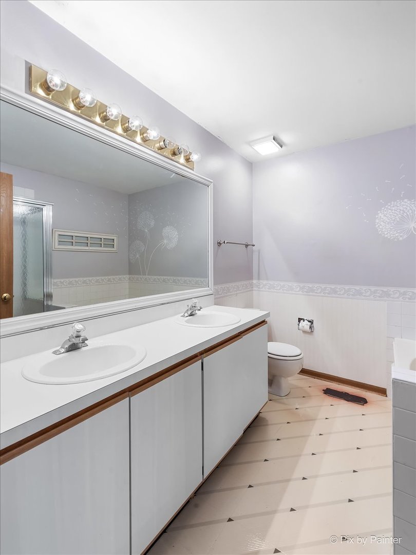 687 Bent Ridge Lane Elgin, IL 60120 - Photo 18 of 28 a spacious bathroom with a double vanity sink mirror and bathtub