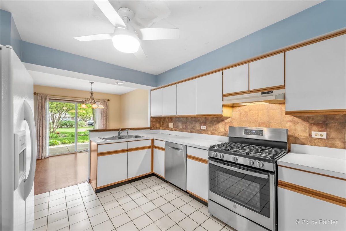 687 Bent Ridge Lane Elgin, IL 60120 - Photo 5 of 28 a kitchen with a stove a sink and a refrigerator