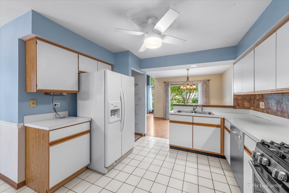 687 Bent Ridge Lane Elgin, IL 60120 - Photo 6 of 28 a kitchen with a stove a sink and a refrigerator