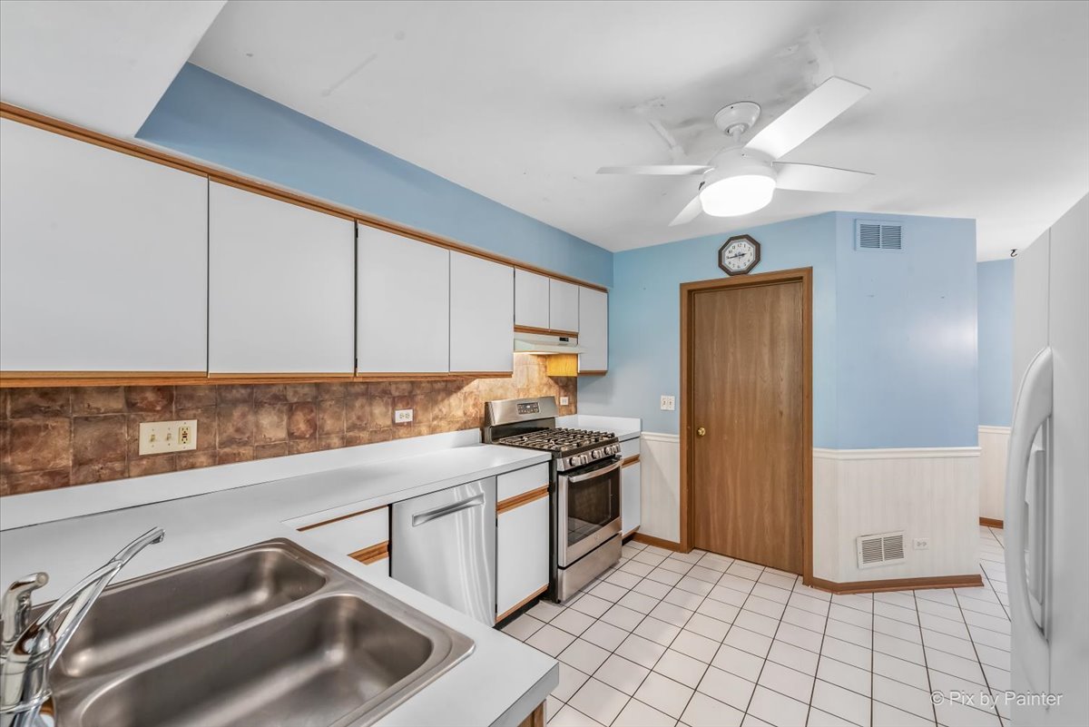 687 Bent Ridge Lane Elgin, IL 60120 - Photo 7 of 28 a kitchen with a sink cabinets and stainless steel appliances