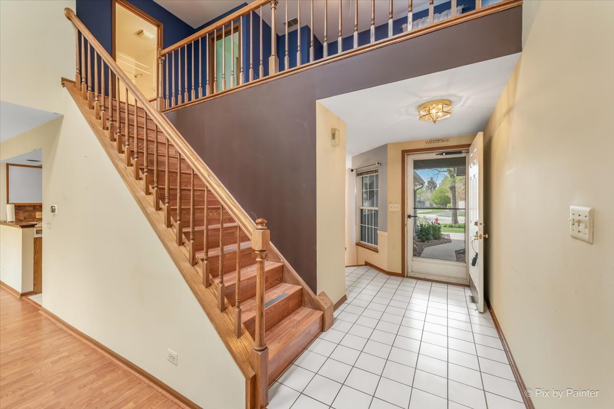 687 Bent Ridge Lane Elgin, IL 60120 - Photo 10 of 28 a view of an entryway