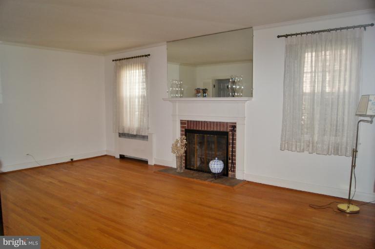 603 Overbrook Road Baltimore, MD 21212 - Photo 8 of 27 Living Room